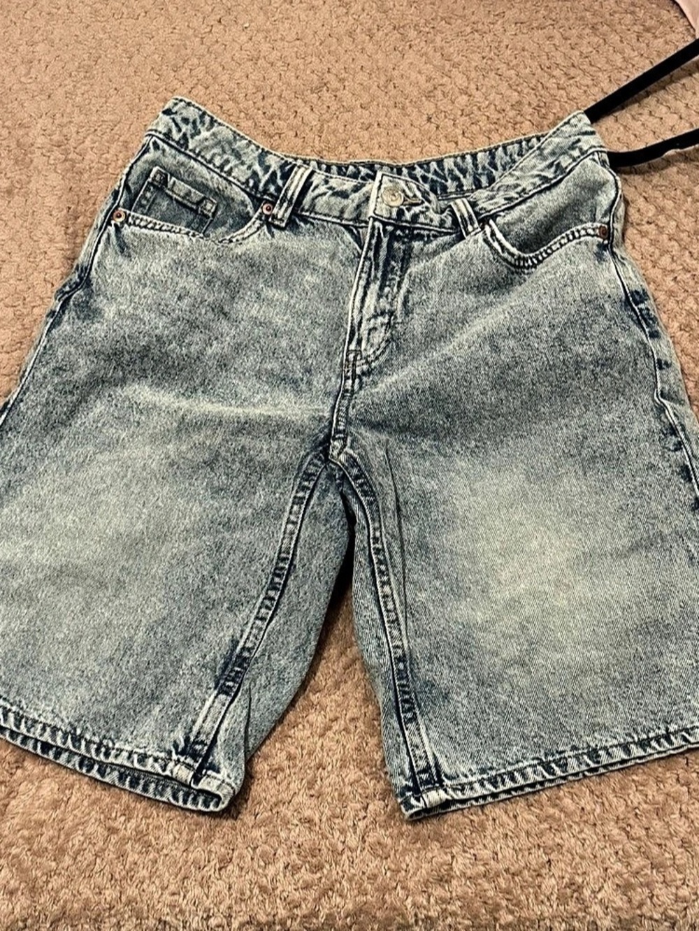 H&M Divided Light Wash Denim Bermuda Shorts Size 2